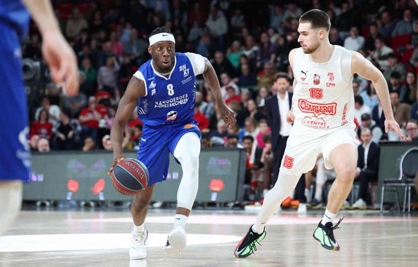 Mechelen's Tobi Ewuosho and Spirou's Lukijan Zecevic fight for the ball during a basketball match between Spirou Charleroi and Kangoeroes Basket Mechelen, Friday 27 March 2026 in Charleroi, on day 25 of the 'BNXT League' Belgian and Dutch first division basket championships. BELGA PHOTO VIRGINIE LEFOUR