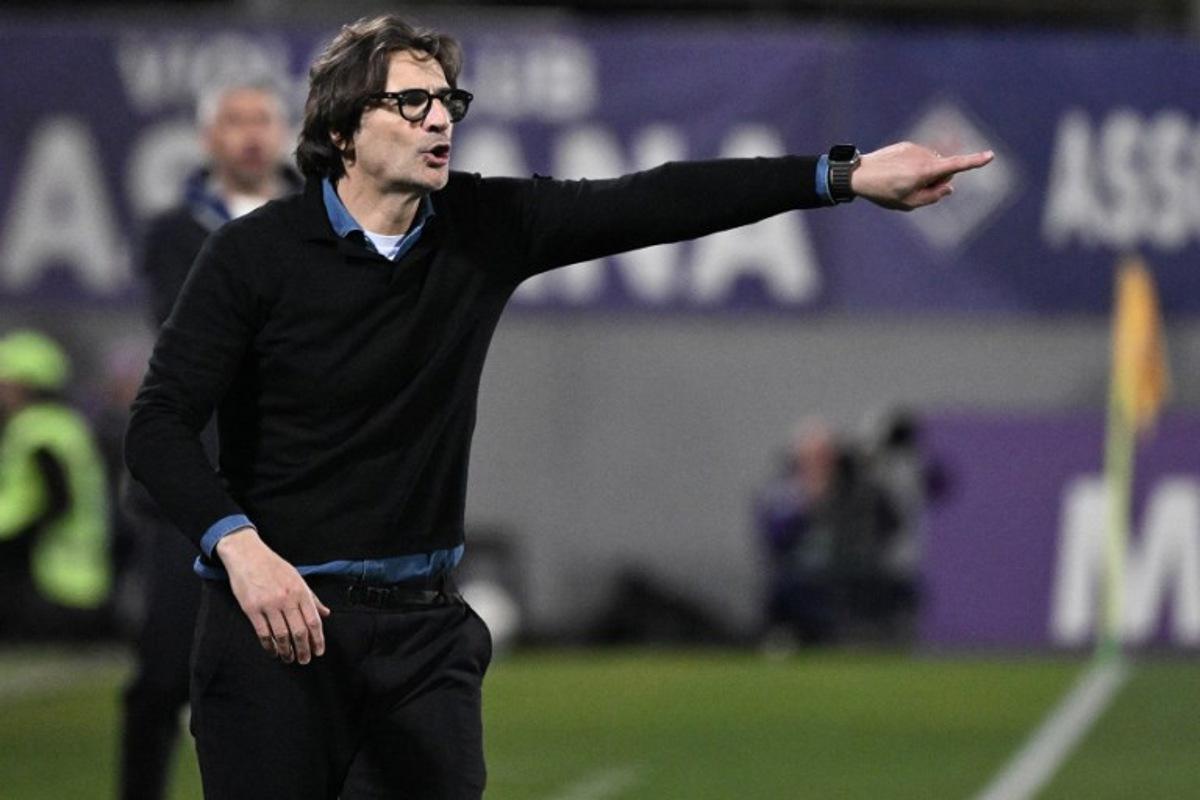 Fiorentina's headcoach Paolo Vanoli reacts during the Italian Serie A football match between Fiorentina and Inter Milan at the Artemio Franchi Stadium in Florence on March 22, 2026.  Tiziana FABI / AFP