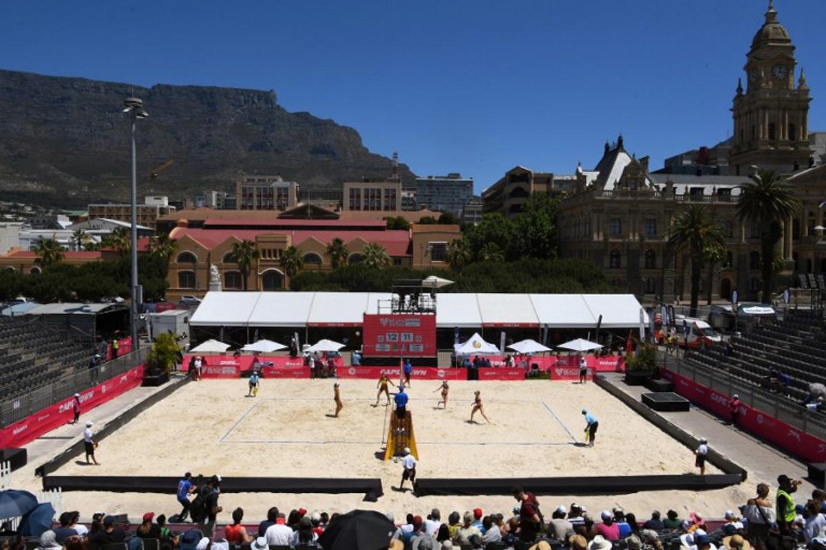 View of the court, Table Mountain and city centre as Brazil's women take on France's during the 3rd place women's match at the Volleyball World Beach Pro Tour in the city center of Cape Town on November 6, 2022.  RODGER BOSCH / AFP