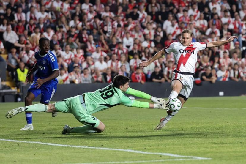 Rayo Vallecano's Brazilian forward #09 Alexandre Zurawski "Alemao" (R) tries to score past Strasbourg's Belgian goalkeeper #39 Mike Penders during the UEFA Conference League semi final first leg football match between Rayo Vallecano de Madrid and RC Strasbourg Alsace at Vallecas Stadium in Madrid on April 30, 2026.  Pierre-Philippe MARCOU / AFP