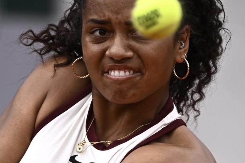 US Robin Montgomery eyes the ball during her women's singles match against France's Diane Parry on day 2 of the French Open tennis tournament at the Roland-Garros Complex in Paris on May 26, 2025.  JULIEN DE ROSA / AFP