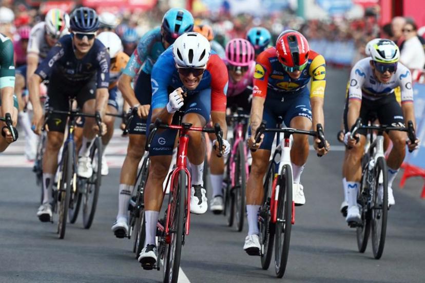 Team Groupama-FDJ's French rider Bastien Tronchon (C) celebrates winning the 10th stage of the Vuelta a Espana 2026 cycling tour, a 184,7 km race between Alcaraz and Elche de la Sierra, on September 1, 2026.   JOSE JORDAN / AFP