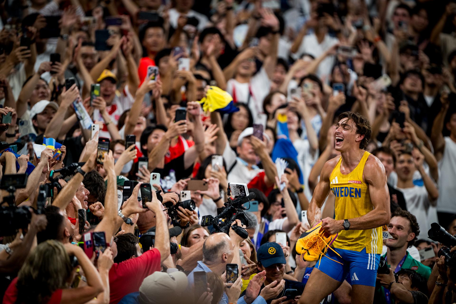Swedish pole vaulter Armand Mondo Duplantis celebrates after winning the Final Pole Vault men, at the World Athletics Championships in Tokyo, Japan, on Monday 15 September 2025. The outdoor Worlds are taking place from 13 to 21 September. BELGA PHOTO JASPER JACOBS