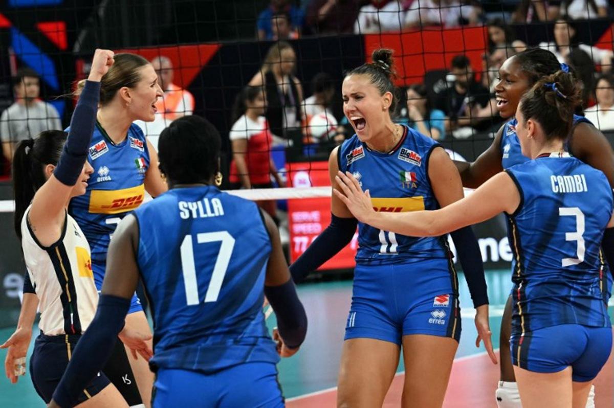 Italy's players celebrate a point during the Women's European Volleyball Championship EuroVolley semi final match between Poland and Italy at Sinan Erdem Sports Hall in Istanbul, on September 5, 2026.  Ozan KOSE / AFP