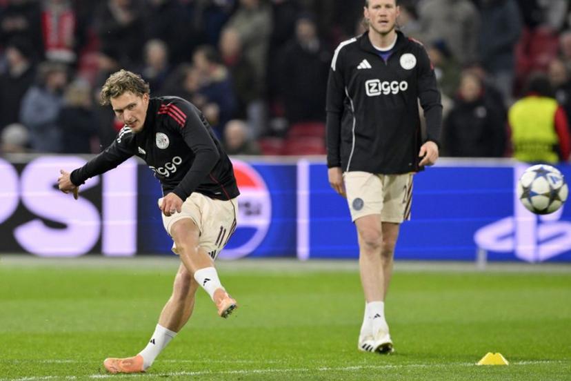 Ajax's Belgian forward #11 Mika Godts (L) warms up prior to the UEFA Champions League, league phase day 5, football match between Ajax and Benfica at the Johan-Cruijff ArenA in Amsterdam on November 25, 2025.  JOHN THYS / AFP