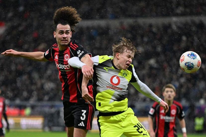 Frankfurt's Belgian defender #03 Arthur Theate (L) and Dortmund's Swedish defender #24 Daniel Svensson vie for the ball during the German first division Bundesliga football match between Eintracht Frankfurt and BVB Borussia Dortmund in Frankfurt am Main, western Germany, on January 9, 2026.  Kirill KUDRYAVTSEV / AFP