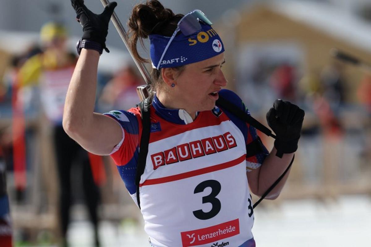 France's Julia Simon practices at the shooting range before the start of the Women 12,5 km Mass Start event of the IBU Biathlon World Championship of Lenzerheide, eastern Switzerland, on February 23, 2025.  FRANCK FIFE / AFP