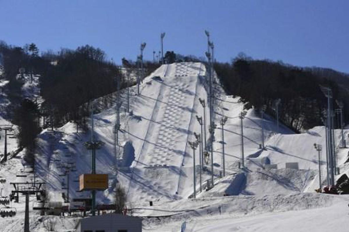 This picture taken on February 18, 2017 shows a general view of moguls venue at Bokwang Phoenix Snow Park, the venue of the freestyle skiing and snowboard events for the upcoming PyeongChang 2018 Winter Olympic Games in Pyeongchang.   JUNG Yeon-Je / AFP