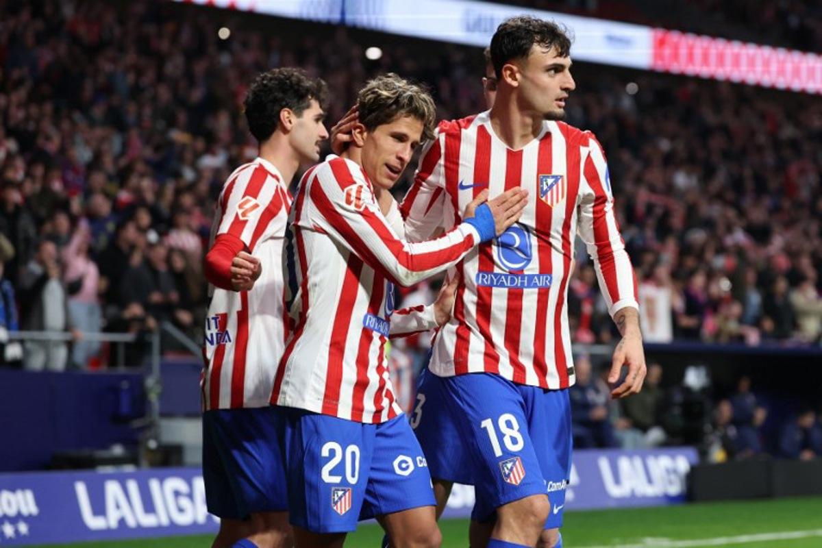 Atletico Madrid's Argentine forward #20 Giuliano Simeone (C) celebrates scoring his team's second gosal during the Spanish league football match between Club Atletico de Madrid and RCD Espanyol at Metropolitano Stadium in Madrid on February 21, 2026.  Pierre-Philippe MARCOU / AFP