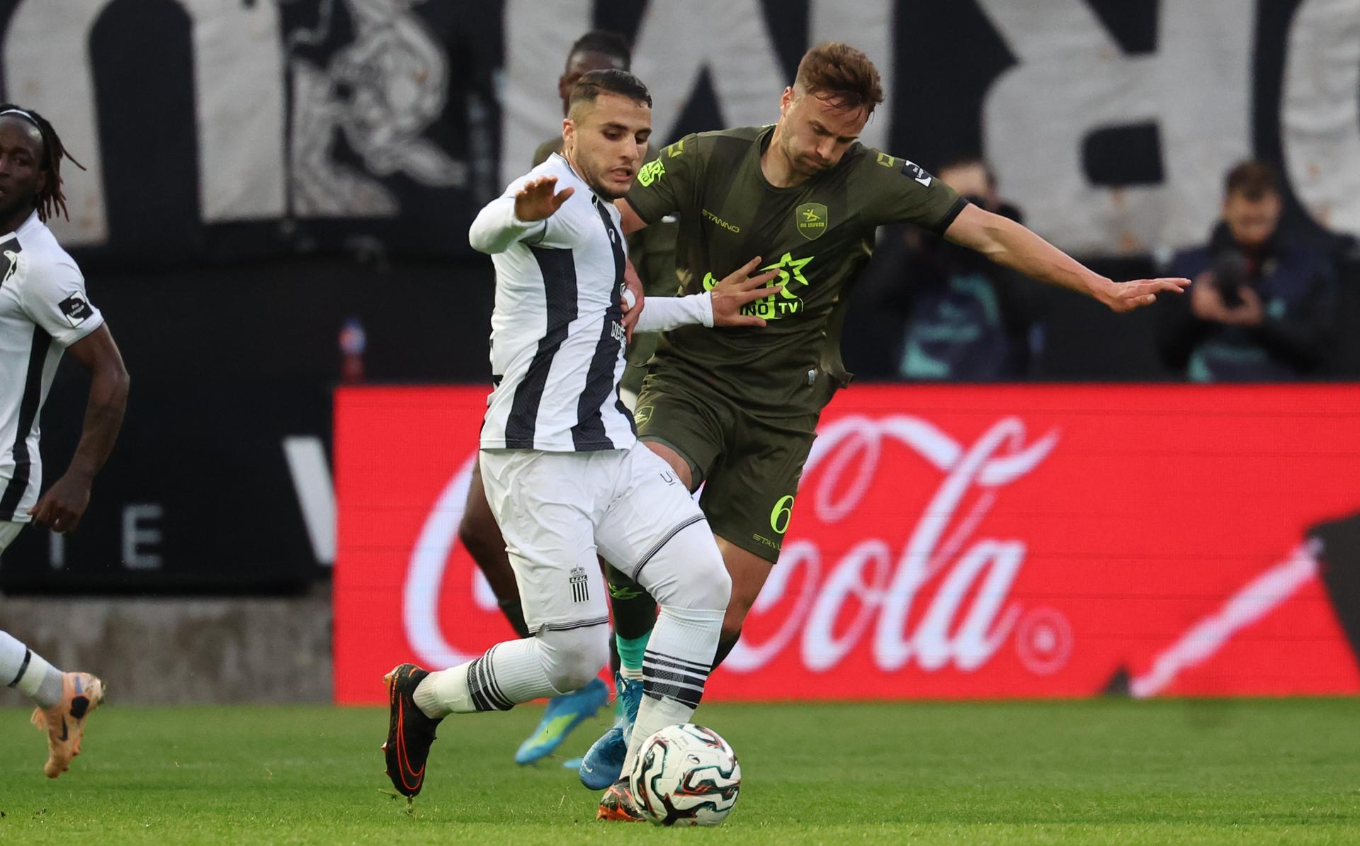 Charleroi's Yacine Titraoui and OHL's Wouter George fight for the ball during a soccer match between Sporting Charleroi and Oud-Heverlee Leuven, Tuesday 19 May 2026 in Charleroi, on the ninth day of the Europe Play-offs (PO2) of the 2025-2026 'Jupiler Pro League' first division of the Belgian championship. BELGA PHOTO VIRGINIE LEFOUR