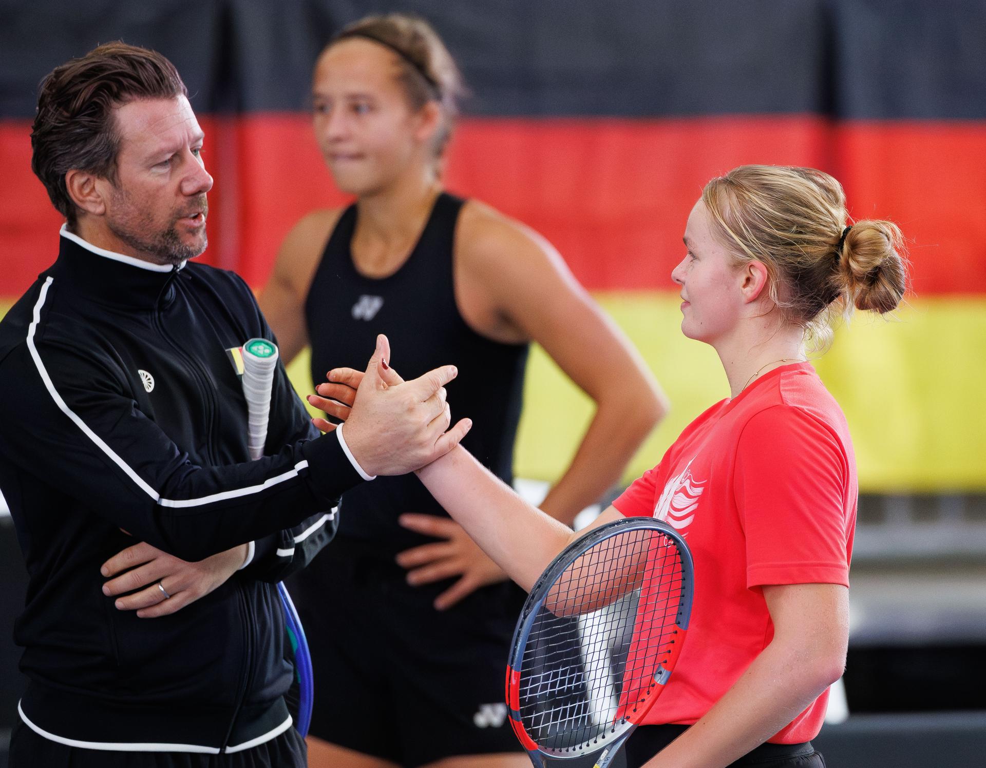 team captain Wim Fissette and Jeline Vandromme pictured during a training session of the Belgian tennis players competing in the upcoming Billie Jean King Cup Play-offs, on Friday 14 November 2025 in Ismaning, Germany. This weekend Belgium will meet Germany and Turkey. PHOTO BENOIT DOPPAGNE