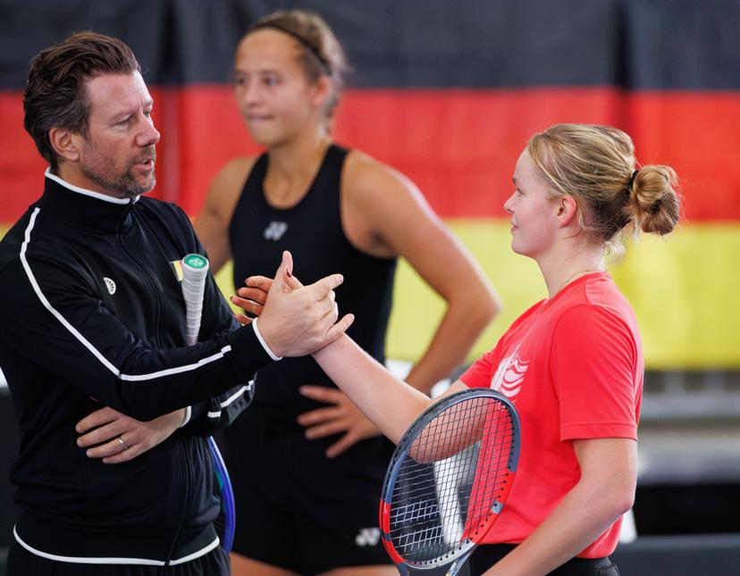 team captain Wim Fissette and Jeline Vandromme pictured during a training session of the Belgian tennis players competing in the upcoming Billie Jean King Cup Play-offs, on Friday 14 November 2025 in Ismaning, Germany. This weekend Belgium will meet Germany and Turkey. PHOTO BENOIT DOPPAGNE