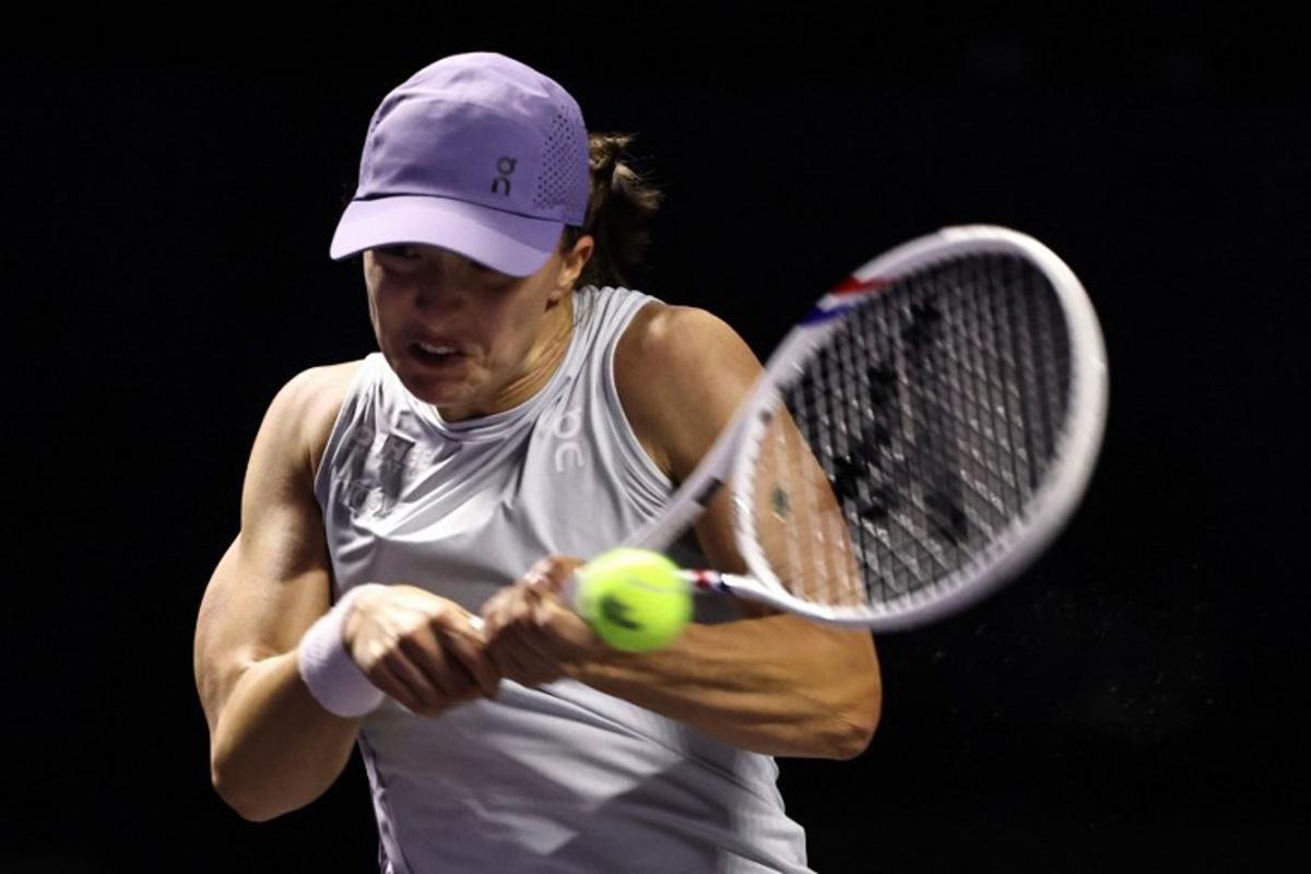 Poland's Iga Swiatek returns the ball to US' Amanda Anisimova during their WTA Finals tennis tournament in Riyadh on November 5, 2025.  Fayez NURELDINE / AFP