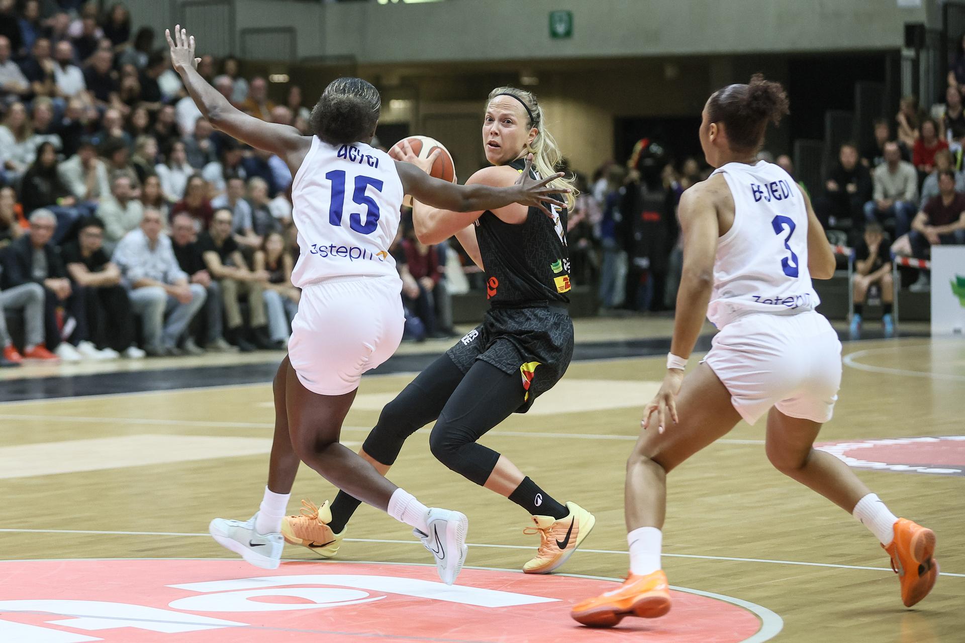 Finland'sMagdalene Afuah-Oye Agyei and Belgium's Julie Vanloo fight for the ball during a basketball game between Belgian national team the Belgian Cats and Finland, Thursday 13 November 2025 in Leuven, a qualification game (1/6) for the 2027 Eurobasket tournament. BELGA PHOTO BRUNO FAHY