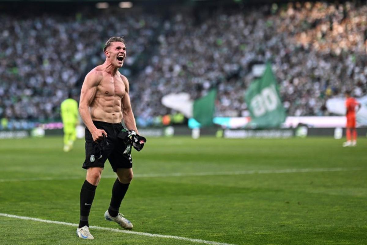 Sporting Lisbon's Swedish forward #09 Viktor Gyokeres celebrates his goal during the Portuguese League football match between Sporting CP and Vitoria Guimaraes SC at Jose Alvalade stadium in Lisbon, on May 17, 2025.  PATRICIA DE MELO MOREIRA / AFP
