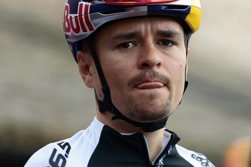 Q36.5 Pro Cycling team's British rider Thomas Pidcock attends the ceremony held ahead of the start of the 9th stage of the 108th Giro d'Italia cycling race of 181kms from Gubbio to Siena on May 18, 2025.  Luca Bettini / AFP