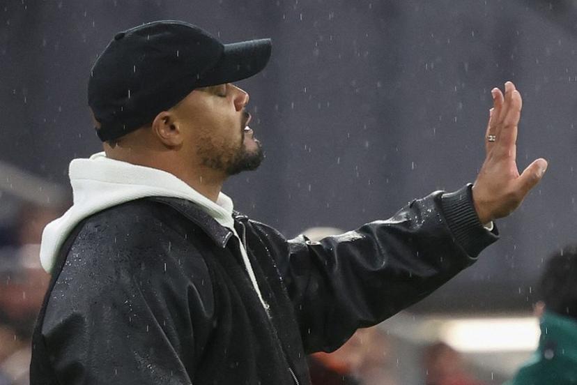 Bayern Munich's Belgian head coach Vincent Kompany reacts from the sidelines during the UEFA Champions League football match between FC Bayern Munich and Arsenal FC in Munich, southern Germany on October 21, 2026.  Karl-Josef HILDENBRAND / AFP