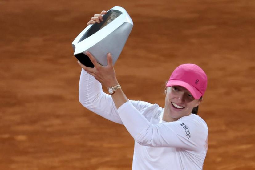 Poland's Iga Swiatek holds her trophy after beating Belarus' Aryna Sabalenka during the 2024 WTA Tour Madrid Open tournament final tennis match at Caja Magica in Madrid on May 4, 2024.  Thomas COEX / AFP