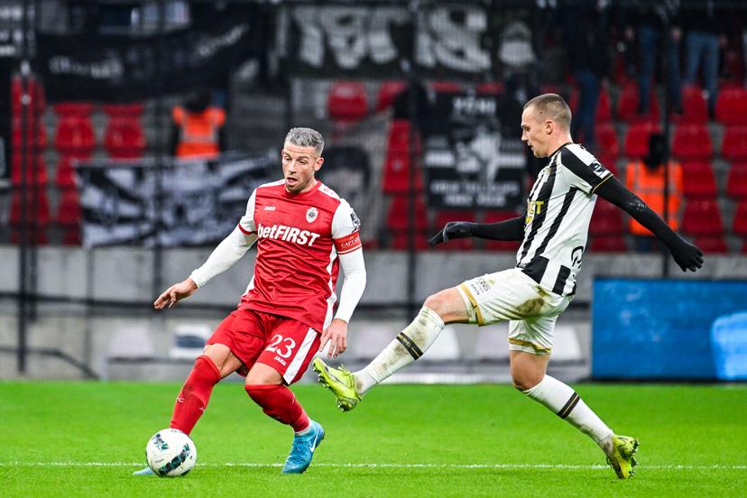 Antwerp's Toby Alderweireld and Charleroi's Nikola Stulic pictured in action during a soccer match between Royal Antwerp FC and Sporting Charleroi, Sunday 08 December 2024 in Antwerp, on day 17 of the 2024-2025 season of the 'Jupiler Pro League' first division of the Belgian championship. BELGA PHOTO TOM GOYVAERTS