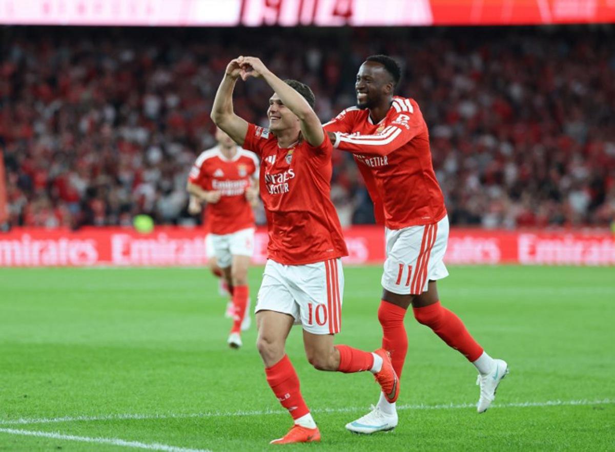 Benfica's Ukrainian midfielder #10 Georgiy Sudakov celebrates with Benfica's Belgian forward #11 Dodi Lukebakio scoring his team's second goal during the Portuguese League football match between SL Benfica and Vitoria Guimaraes SC at Estadio da Luz in Lisbon on October 11, 2026.  PATRICIA DE MELO MOREIRA / AFP