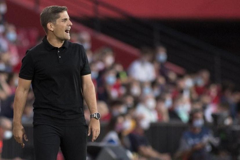 Granada's Spanish coach Robert Moreno shouts from the sideline during the Spanish League football match between Granada FC and Real Sociedad at Nuevo Los Carmenes stadium in Granada on September 23, 2021.  JORGE GUERRERO / AFP