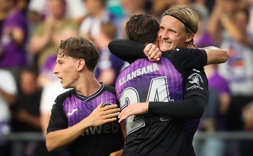 Anderlecht's Kasper Dolberg Rasmussen celebrates after scoring during a soccer game between Belgian soccer team RSC Anderlecht and the swedisch soccer team BK Hacken, in Anderlecht, Thursday 24 July 2025, in the second qualifying round (1st leg) of the 2025-2026 UEFA Europa League. BELGA PHOTO VIRGINIE LEFOUR