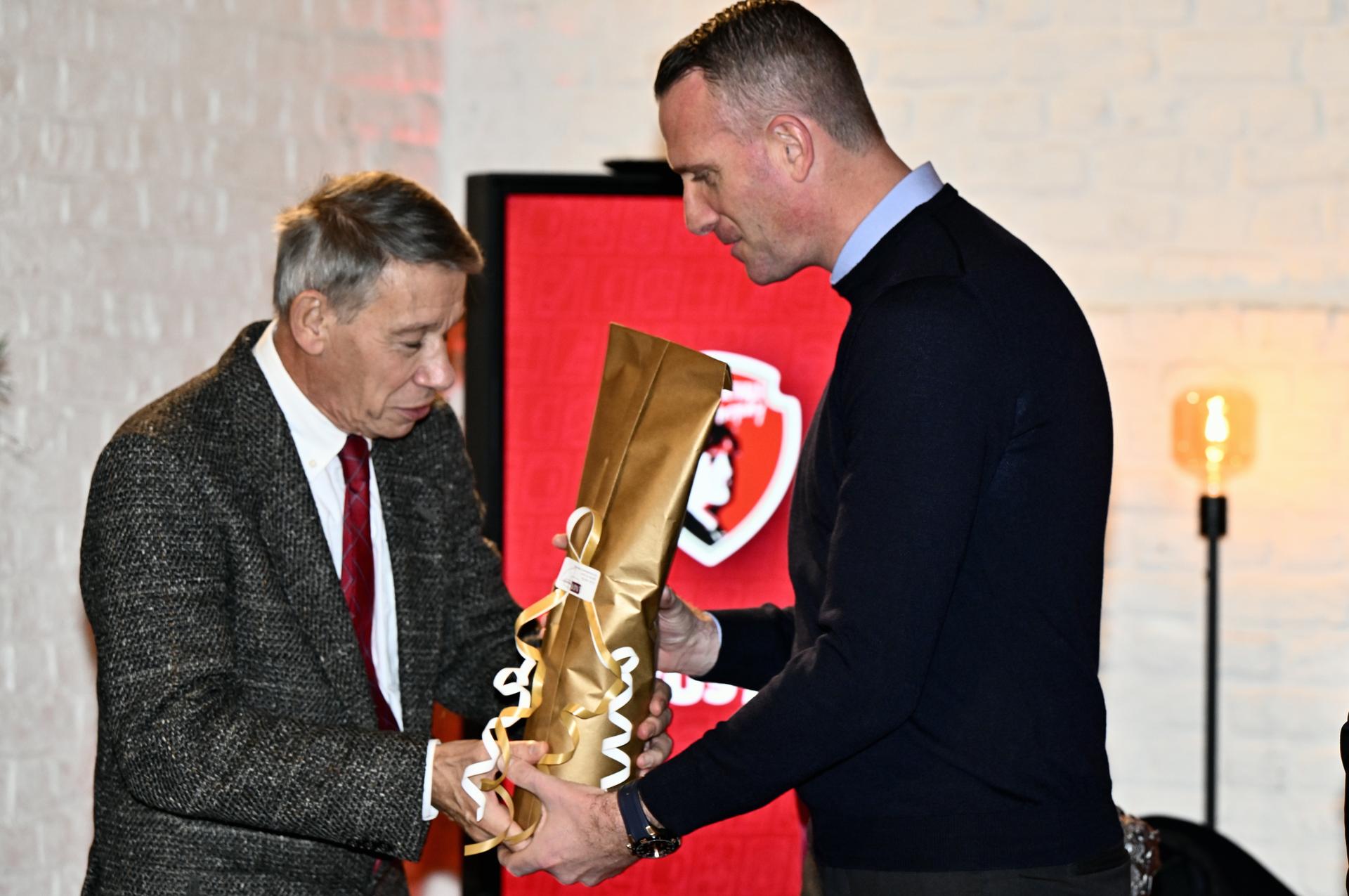 Guy Goethals and Former Club's coach Nicky Hayen pictured during a ceremony for the 'Raymond Goethals Trophy' and the 'Dominique D'Onofrio Prize', Monday 15 December 2025, in Grimbergen. The Raymond Goethals Trophy is reserved for Belgian coaches, active in Belgium or abroad. The Dominique D'Onofrio Prize is reserved for beginners in the Jupiler Pro League and who are no more than 20 years old. BELGA PHOTO ERIC LALMAND