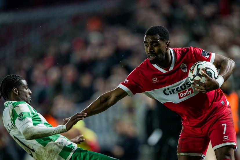 RAAL's Jordi Liongola and Antwerp's Gyrano Kerk fight for the ball during a soccer game between Royal Antwerp FC and RAAL La Louviere, in the 1/4 final of the Croky Cup Belgian cup, Tuesday 13 January 2026 in Antwerp. BELGA PHOTO JASPER JACOBS