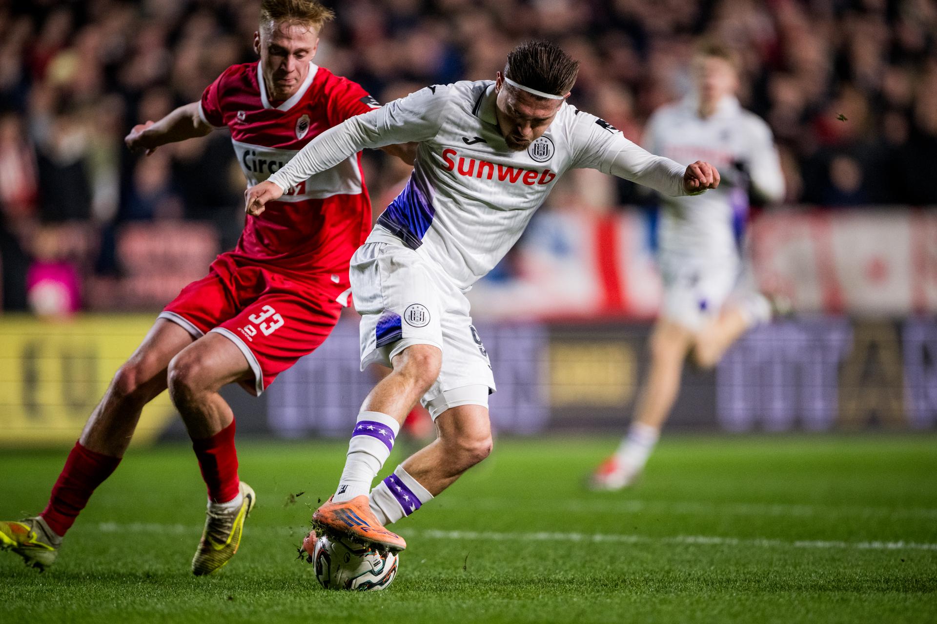 Antwerp's Zeno Van Den Bosch and Anderlecht's Adriano Bertaccini fight for the ball during a soccer match between Royal Antwerp FC and RSC Anderlecht, Sunday 21 December 2025 in Antwerp, on day 19 of the 2025-2026 'Jupiler Pro League' first division of the Belgian championship. BELGA PHOTO JASPER JACOBS