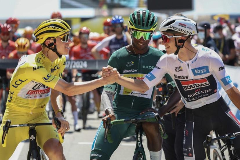 UAE Team Emirates team's Slovenian rider Tadej Pogacar wearing the overall leader's yellow jersey shakes hands with Soudal Quick-Step team's Belgian rider Remco Evenepoel wearing the best young rider's white jersey (R) as Intermarche - Wanty team's Eritrean rider Biniam Girmay wearing the sprinter's green jersey (C) looks at the start of the 20th stage of the 111th edition of the Tour de France cycling race, 132,8 km between Nice and Col de la Couillole, southeastern France, on July 20, 2024.  Anne-Christine POUJOULAT / AFP