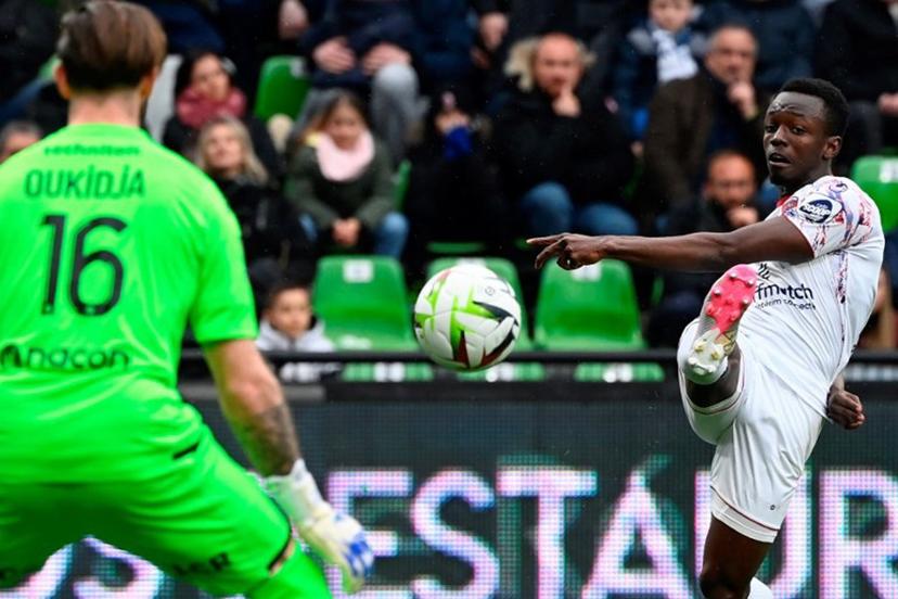Clermont-Ferrand's Malian defender #15 Cheick Oumar Konate (R) hits the ball in front of Metz's Algerian French goalkeeper #16 Alexandre Oukidja during the French L1 football match between FC Metz and Clermont Foot 63 at the Saint-Symphorien Stadium in Longeville-les-Metz, eastern France, on March 10, 2024.  Jean-Christophe VERHAEGEN / AFP