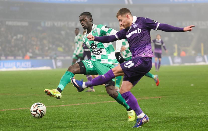 RAAL's Wagane Faye and Anderlecht's Thorgan Hazard fight for the ball during a soccer match between RSC Anderlecht and RAAL La Louviere, Sunday 15 February 2026 in Brussels, on day 25 of the 2025-2026 'Jupiler Pro League' first division of the Belgian championship. BELGA PHOTO VIRGINIE LEFOUR