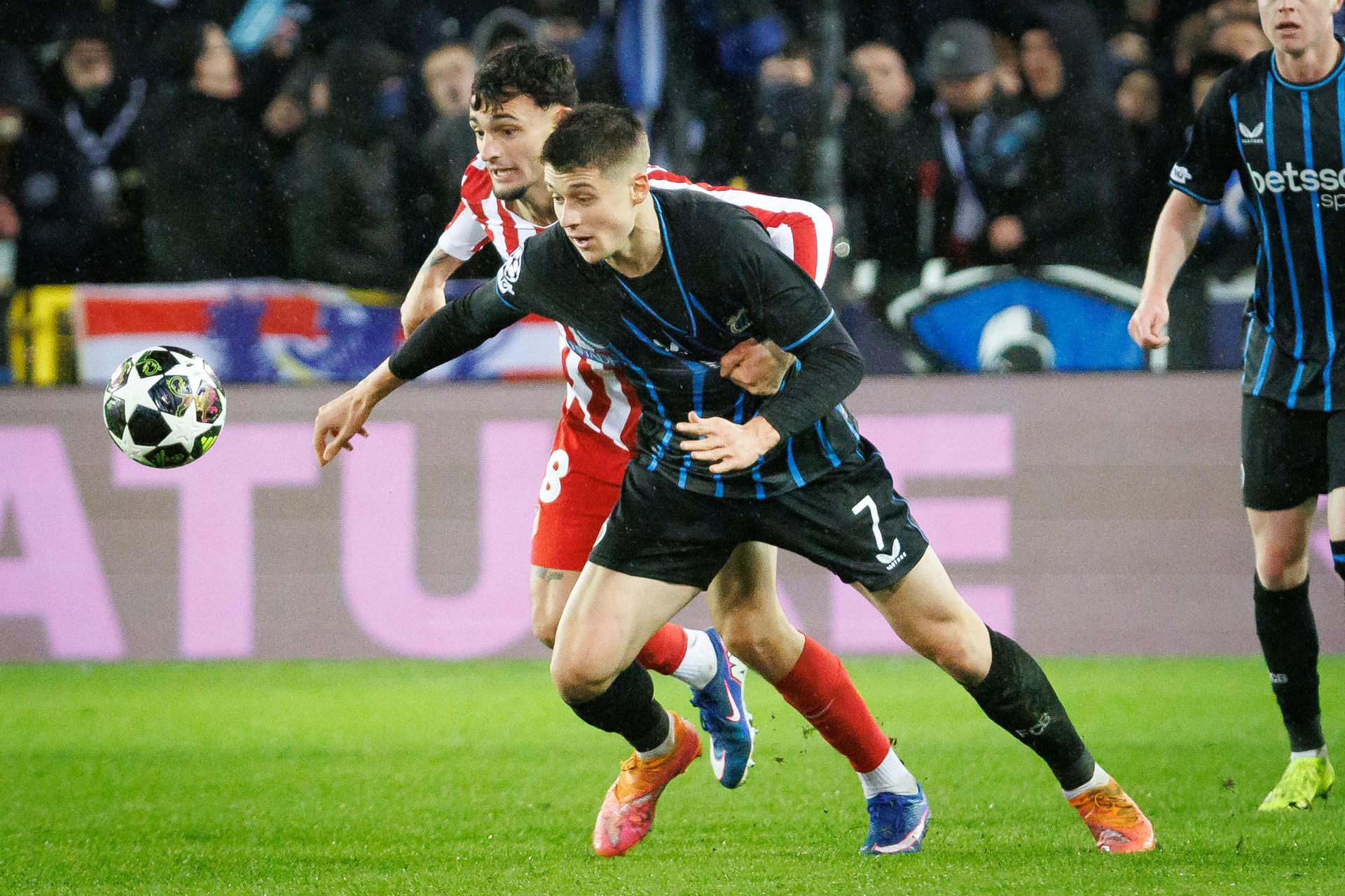 Atletico Madrid's Pablo Barrios and Club's Nicolo Tresoldi fight for the ball during a soccer game between Belgian Club Brugge KV and Spanish Atletico de Madrid, in Brugge on Wednesday 18 February 2026, the first leg of the play-offs for the knockout phase of the UEFA Champions League tournament. BELGA PHOTO KURT DESPLENTER