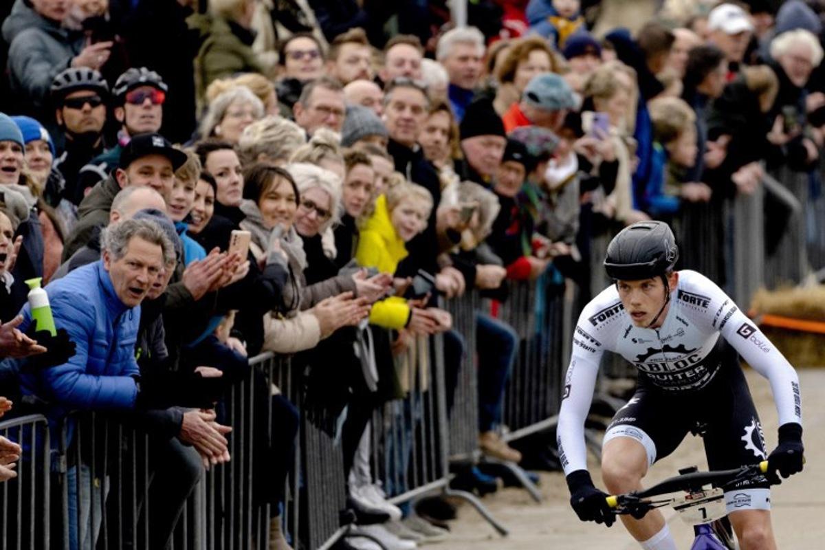 Netherlands' Stijn Appel competes in the lead during the Egmond-Pier-Egmond cycling beach race in Castricum aan Zee on January 7, 2023.  Sander Koning / ANP / AFP