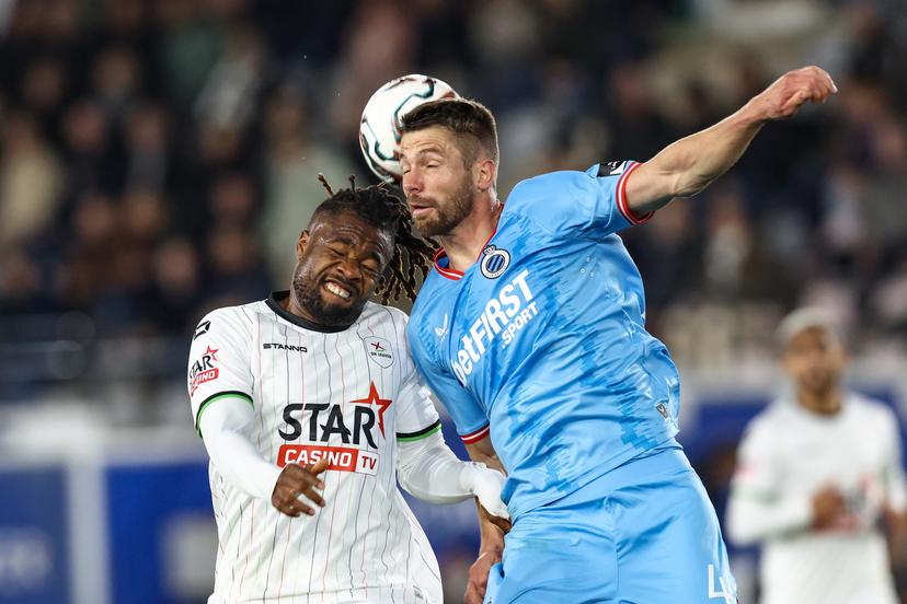 OHL's Chukwubuikem Ikwuemesi and Club's Brandon Mechele fight for the ball during a soccer match between Oud-Heverlee Leuven and Club Brugge, Saturday 18 October 2025 in Leuven, on day 11 of the 2025-2026 'Jupiler Pro League' first division of the Belgian championship. BELGA PHOTO BRUNO FAHY
