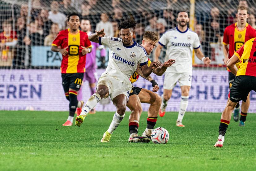 Anderlecht's Tawfik Bentayeb and Mechelen's Fredrik Hammar fight for the ball a soccer match between KV Mechelen and RSC Anderlecht, Friday 11 September 2026 in Mechelen, on day 5 of the 2026-2027 'Jupiler Pro League' first division of the Belgian championship. BELGA PHOTO EMILE WINDAL
