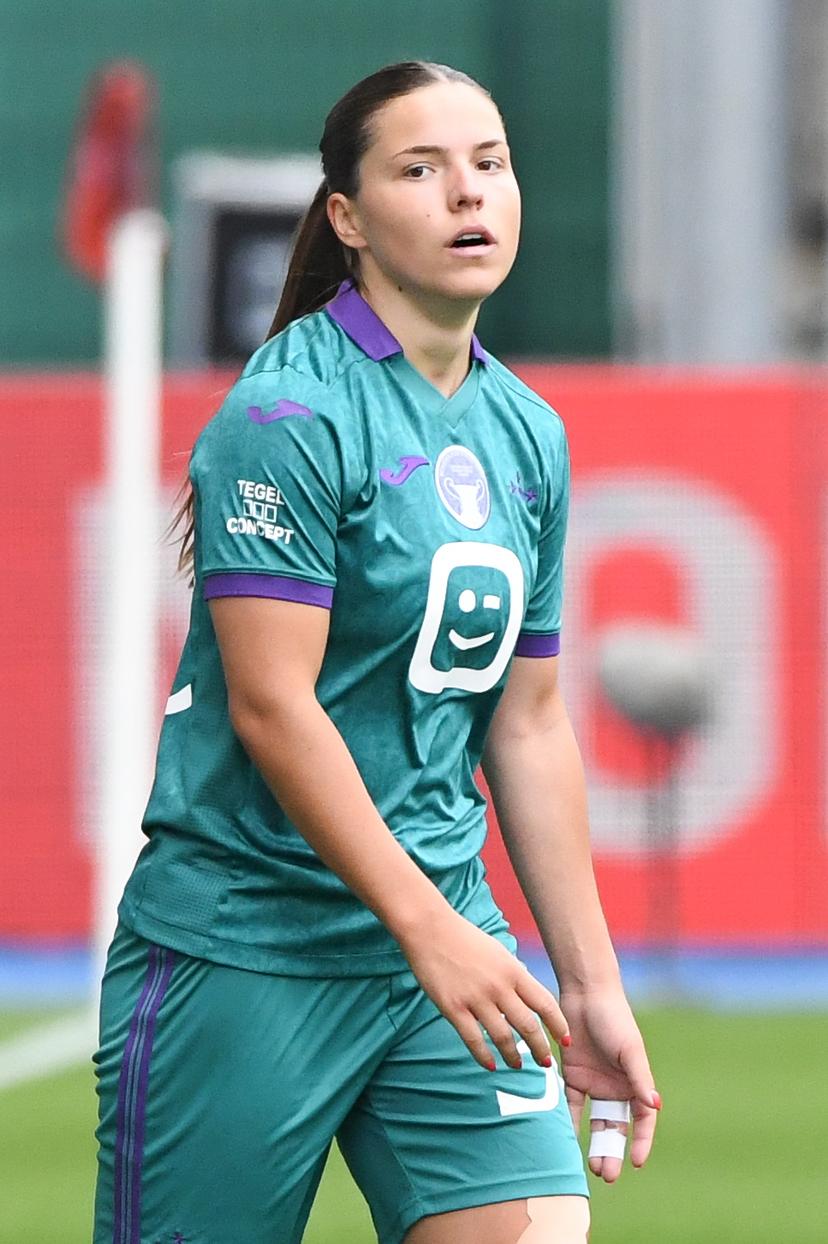 Anderlecht's Luna Vanzeir looks dejected during a soccer match between RSC Anderlecht and Standard Femina de Liege, the final of the Belgian Cup, in Heverlee, Monday 21 April 2025. BELGA PHOTO JILL DELSAUX