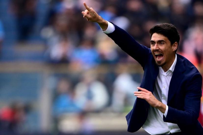 Parma's Spanish coach Carlos Cuesta shouts instructions to his players from the touchline during the Italian Serie A football match between Parma Calcio 1913 and SSC Napoli at the Ennio Tardini Stadium in Parma on April 12, 2026.  MARCO BERTORELLO / AFP