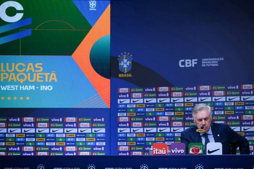 Brazil's football team head coach, Italian Carlo Ancelotti, gestures during a press conference at the Brazilian Football Confederation (CBF) headquarters in Barra da Tijuca neighbourhood, Rio de Janeiro, Brazil, on August 25, 2025.  MAURO PIMENTEL / AFP