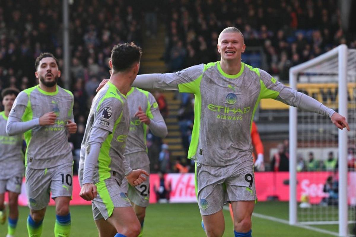 Manchester City's Norwegian striker #09 Erling Haaland (R) celebrates with teammates after scoring the opening goal of the English Premier League football match between Crystal Palace and Manchester City at Selhurst Park in south London on December 14, 2025.  Glyn KIRK / AFP