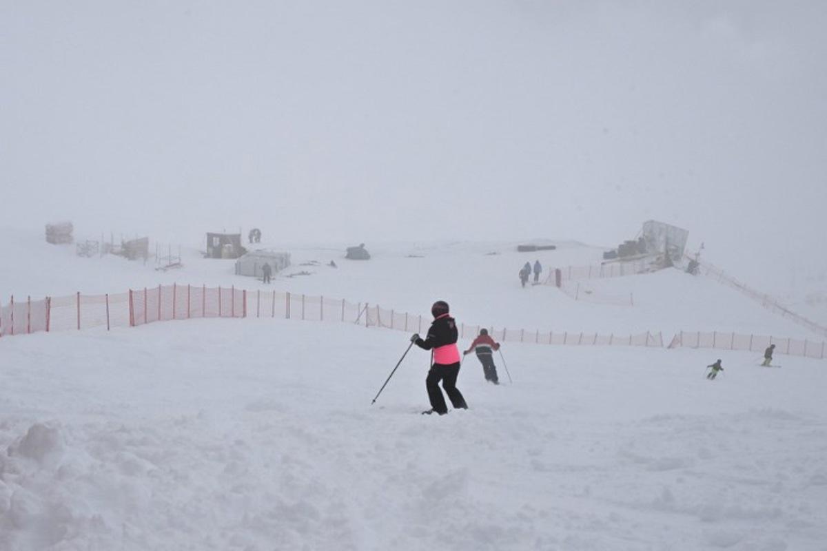 A picture shows the start of the Women's Super G in the mist after the event has been cancelled due to weather conditions during the FIS Alpine Skiing World Cup in Val di Fassa on February 24, 2024.   Andreas SOLARO / AFP
