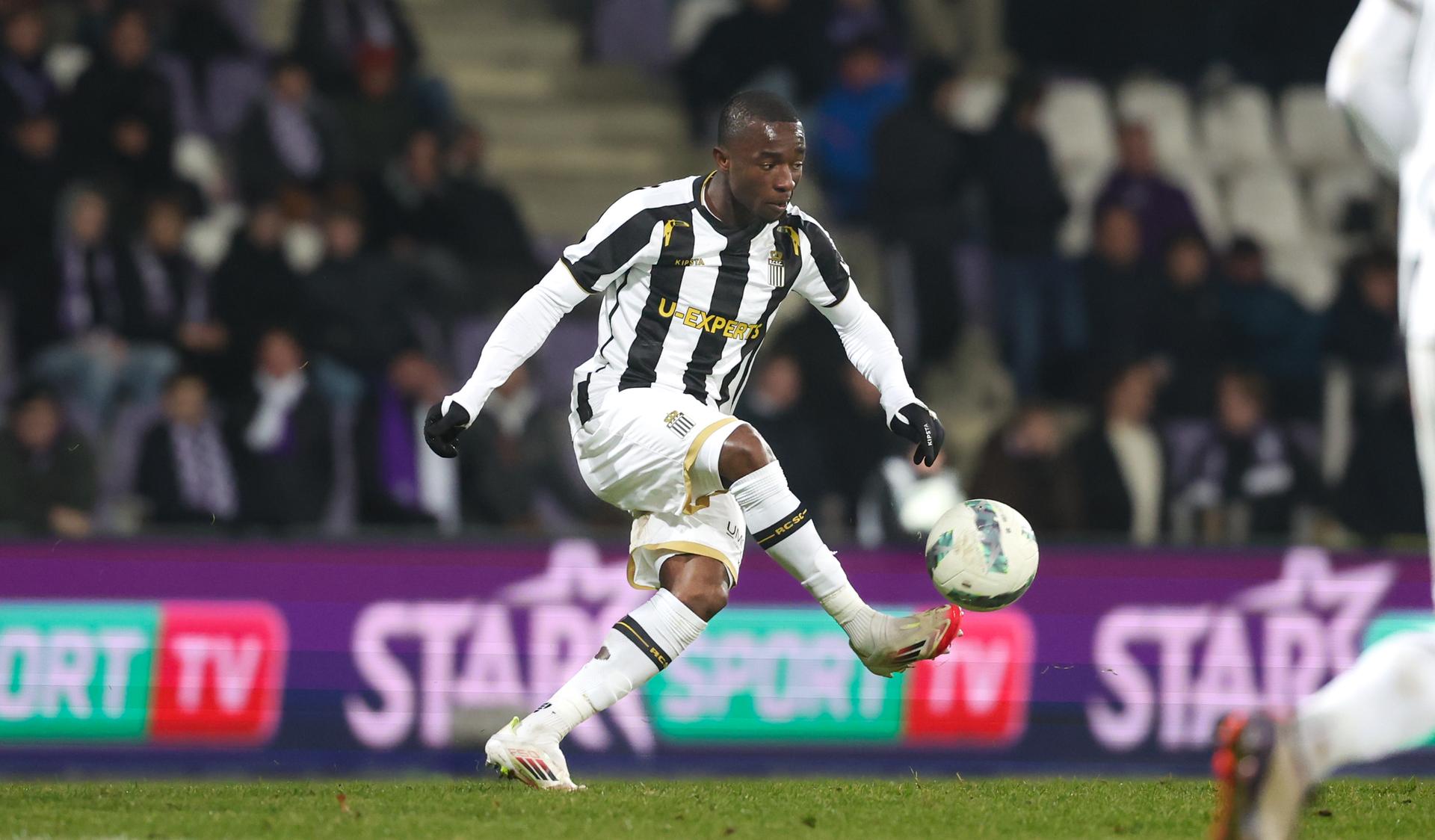 Charleroi's Raymond Asante fights for the ball during a soccer game between K. Beerschot V.A. and Sporting Charleroi, Sunday 09 February 2025 in Antwerp, on day 25 of the 2024-2025 season of the "Jupiler Pro League" first division of the Belgian championship. BELGA PHOTO VIRGINIE LEFOUR