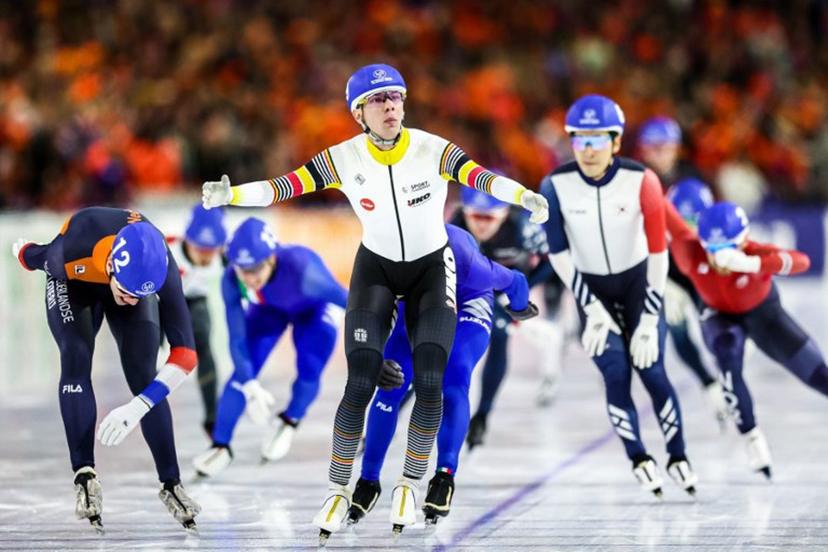 Belgium's Bart Swings wins the final in the men's mass start at the ISU World Speed Skating Championships in Thialf arena in Heerenveen on March 4, 2023.  Vincent Jannink / ANP / AFP