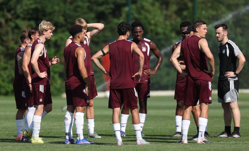 Anderlecht's players and Anderlecht's physical traiiner Pedro Oliveira pictured during a training session of Belgian first division soccer team RSC Anderlecht, on Thursday 25 June 2026 in Anderlecht, in preparation of the upcoming 2026-2027 Belgian first division soccer season. BELGA PHOTO VIRGINIE LEFOUR