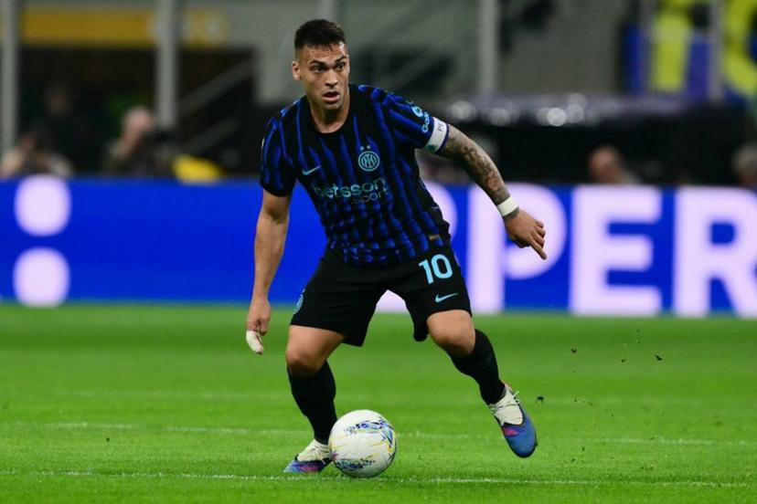 Inter Milan's Argentinian forward #10 Lautaro Martinez controls the ball during the Italian Serie A football match between Inter Milan and AS Roma at San Siro stadium in Milan, on April 5, 2026.  Stefano RELLANDINI / AFP