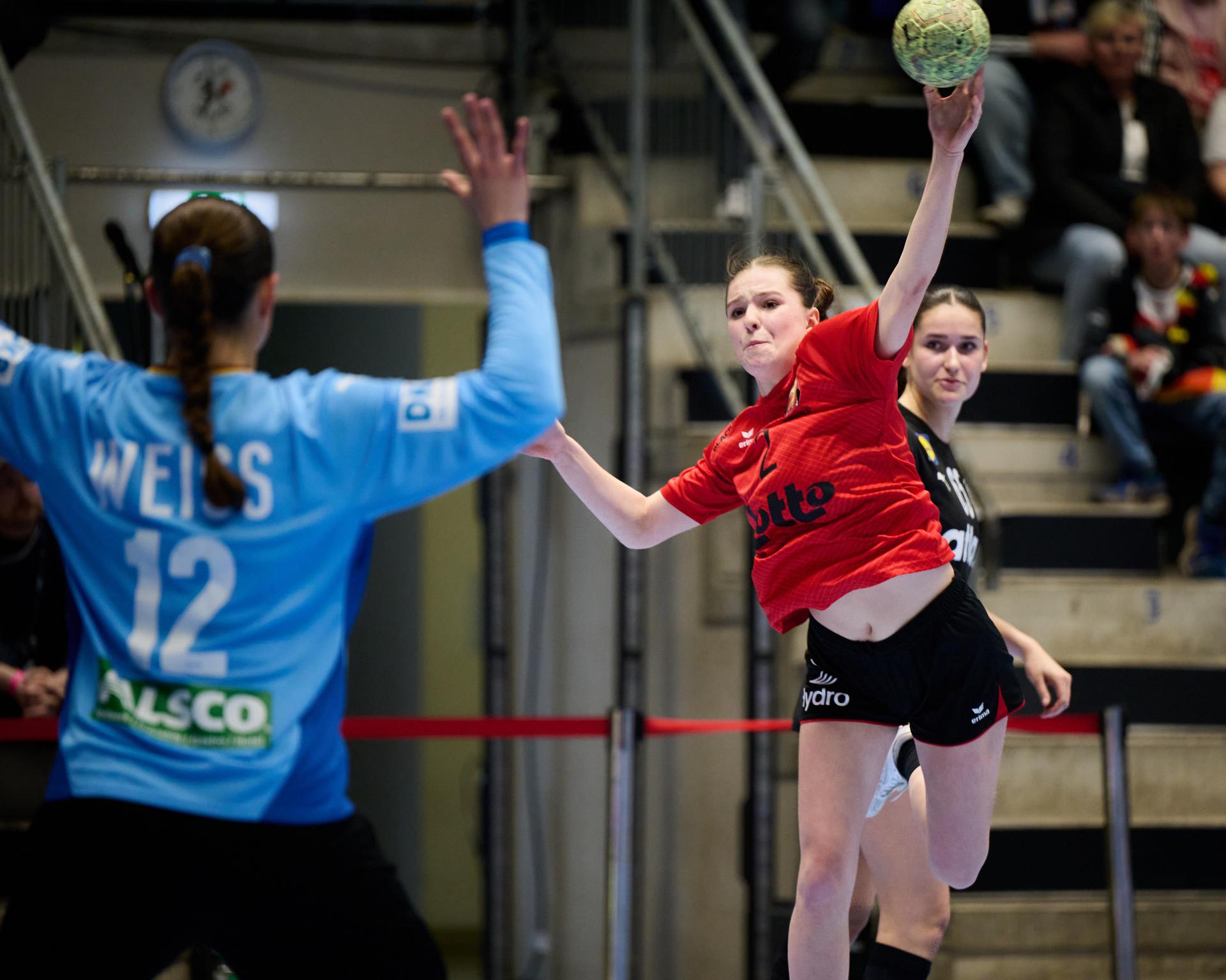 ATTENTION EDITORS - HAND OUT PICTURES - EDITORIAL USE WITH STORY ON HANDBALL ONLY - MANDATORY CREDIT ALAIN DECAMPS  -    Hand out pictures released by Alain Decamps shows Belgian Nienke Van De Peer pictured in action during the handball game between the Black Arrows, Belgium national women handball team, and Germany, a qualifier of European Championship, 2nd round, Group 3, matchday 6 on Sunday 12 April 2026 in Hamm, Germany.  HAND OUT - ALAIN DECAMPS  Belga and Belga Editorial Board decline all responsibility regarding the content of this picture.