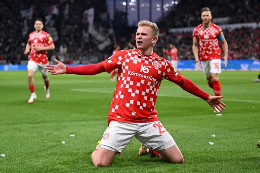 Mainz' German forward #29 Jonathan Burkardt (C) celebrates scoring the 1-1 goal with his teammates during the German first division Bundesliga football match between 1 FSV Mainz 05 and Eintracht Frankfurt in Mainz, western Germany on May 4, 2025.  Kirill KUDRYAVTSEV / AFP