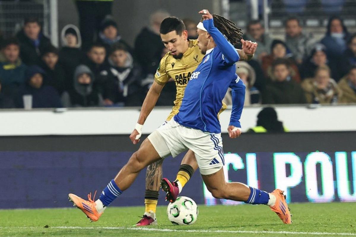 Strasbourg's Belgian midfielder #07 Diego Moreira (R) fights for the ball with Crystal Palace's Colombian defender #02 Daniel Munoz during the UEFA Europa Conference League football match between RC Strasbourg Alsace and Crystal Palace FC at the Stade de la Meinau in Strasbourg, eastern France, on November 27, 2025.  Frederick FLORIN / AFP