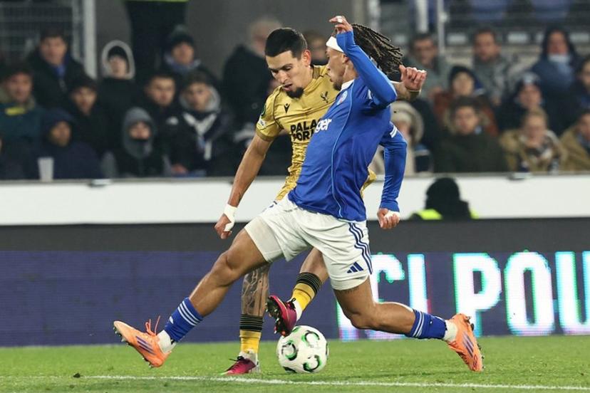 Strasbourg's Belgian midfielder #07 Diego Moreira (R) fights for the ball with Crystal Palace's Colombian defender #02 Daniel Munoz during the UEFA Europa Conference League football match between RC Strasbourg Alsace and Crystal Palace FC at the Stade de la Meinau in Strasbourg, eastern France, on November 27, 2025.  Frederick FLORIN / AFP