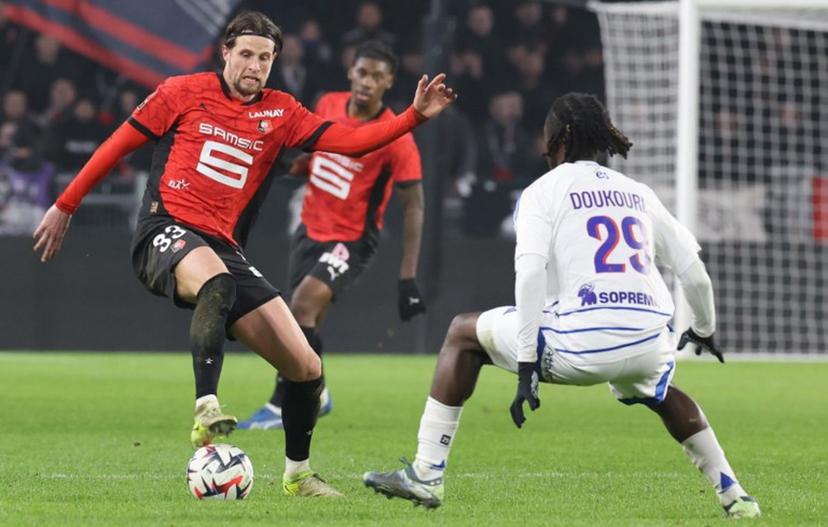 Rennes' Dutch defender #33 Hans Hateboer (L) fights for the ball with Strasbourg's French midfielder #29 Ismael Doukoure during the French L1 football match between Stade Rennais FC and RC Strasbourg Alsace at Roazhon Park stadium in Rennes, western France, on February 2, 2025.  Fred TANNEAU / AFP